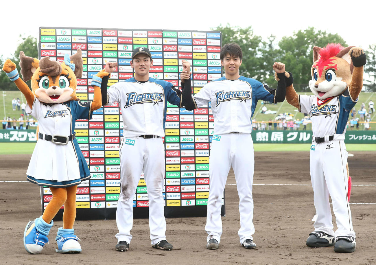 日本ハム対オリックス　試合後、ガッツポーズの野村（左）と杉浦（撮影・黒川智章）