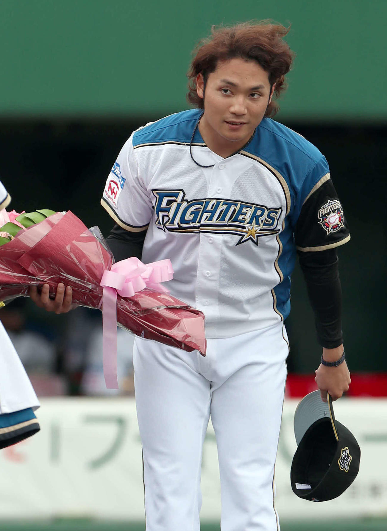 侍ジャパン壮行会で花束を贈られる日本ハム伊藤（撮影・佐藤翔太）