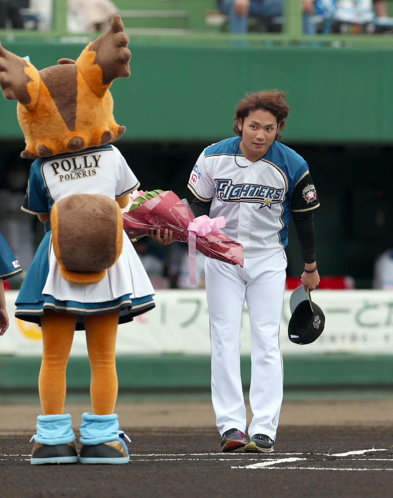 日本ハム対オリックス　試合前、侍ジャパン壮行会で花束を受けとる日本ハム伊藤（撮影・佐藤翔太）