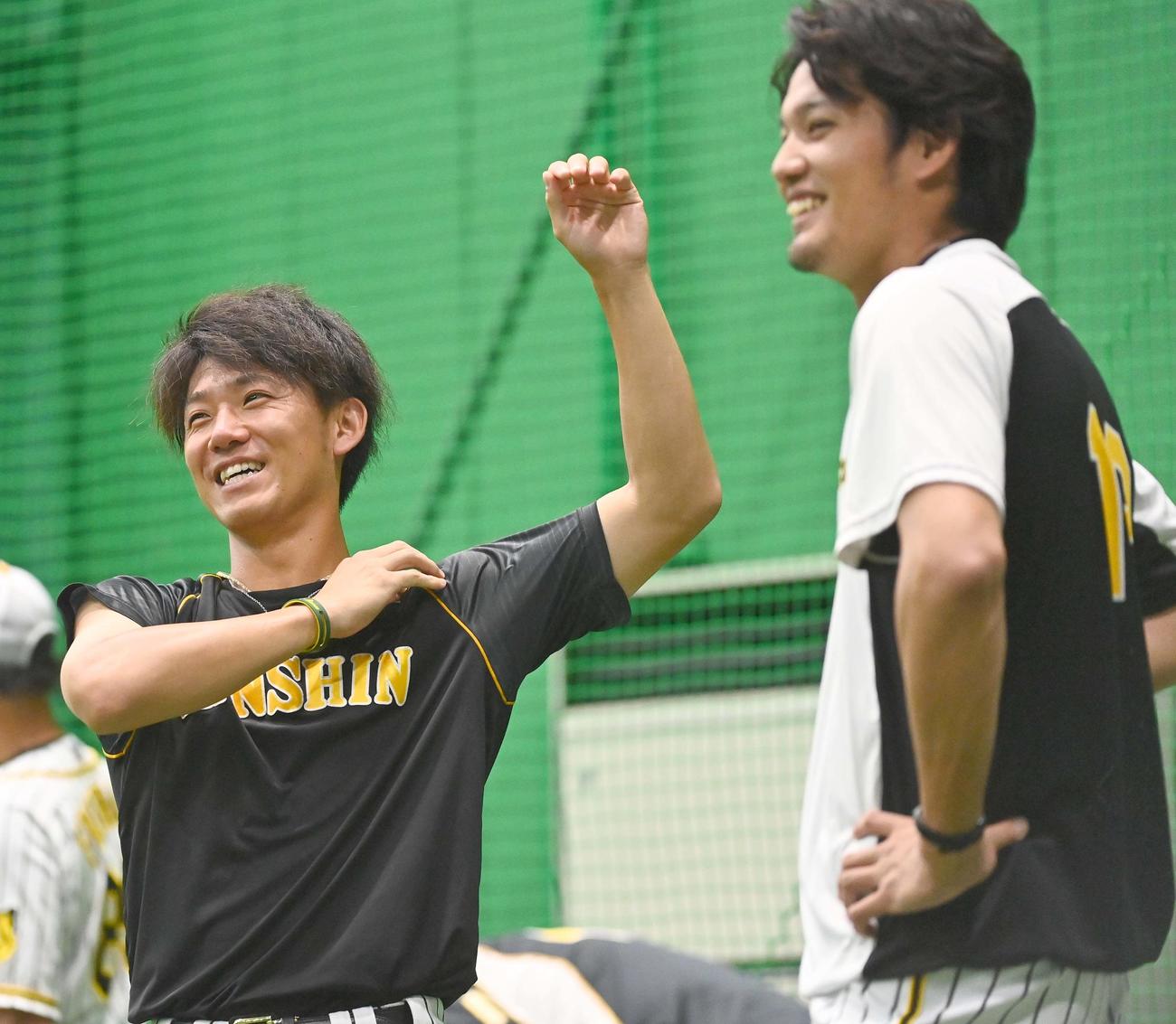 阪神対DeNA　藤浪（右）と談笑する伊藤（撮影・上田博志）