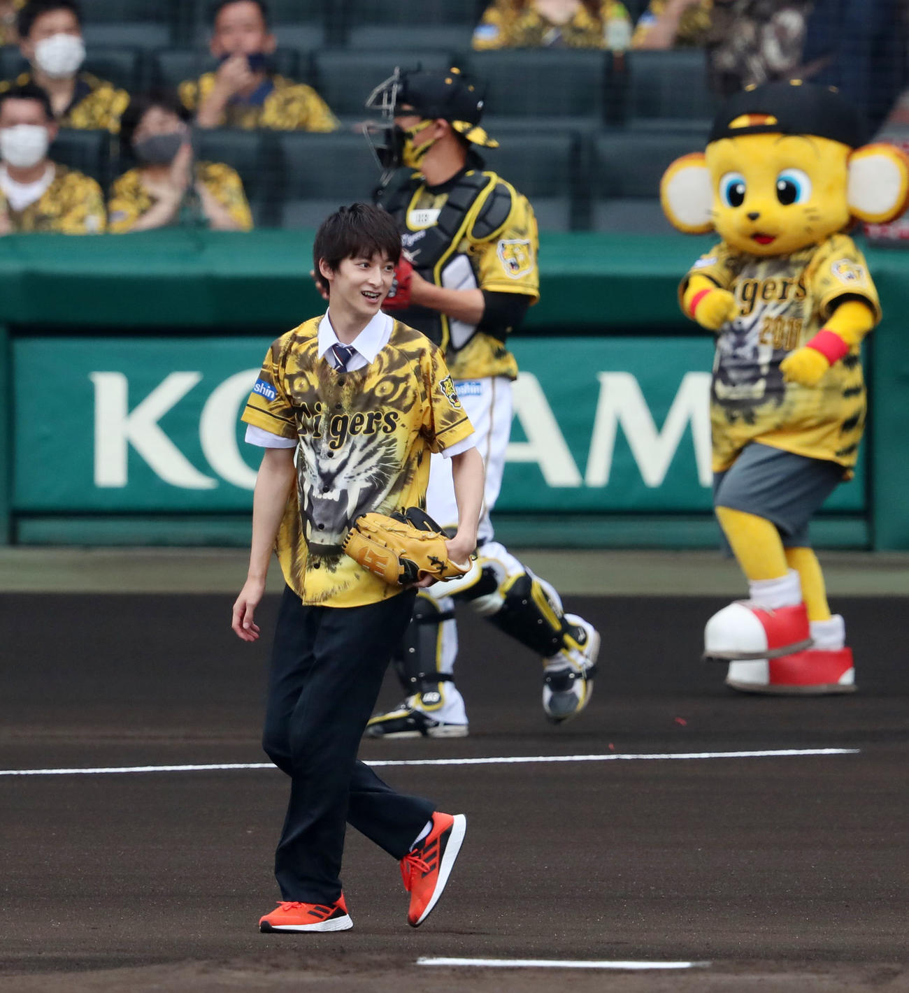 阪神対DeNA　ファーストピッチセレモニーに登場した伊藤あさひ（撮影・加藤哉）