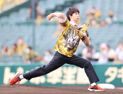 伊藤あさひ ウル虎ユニ 着用し甲子園でファーストピッチ プロ野球写真ニュース 日刊スポーツ