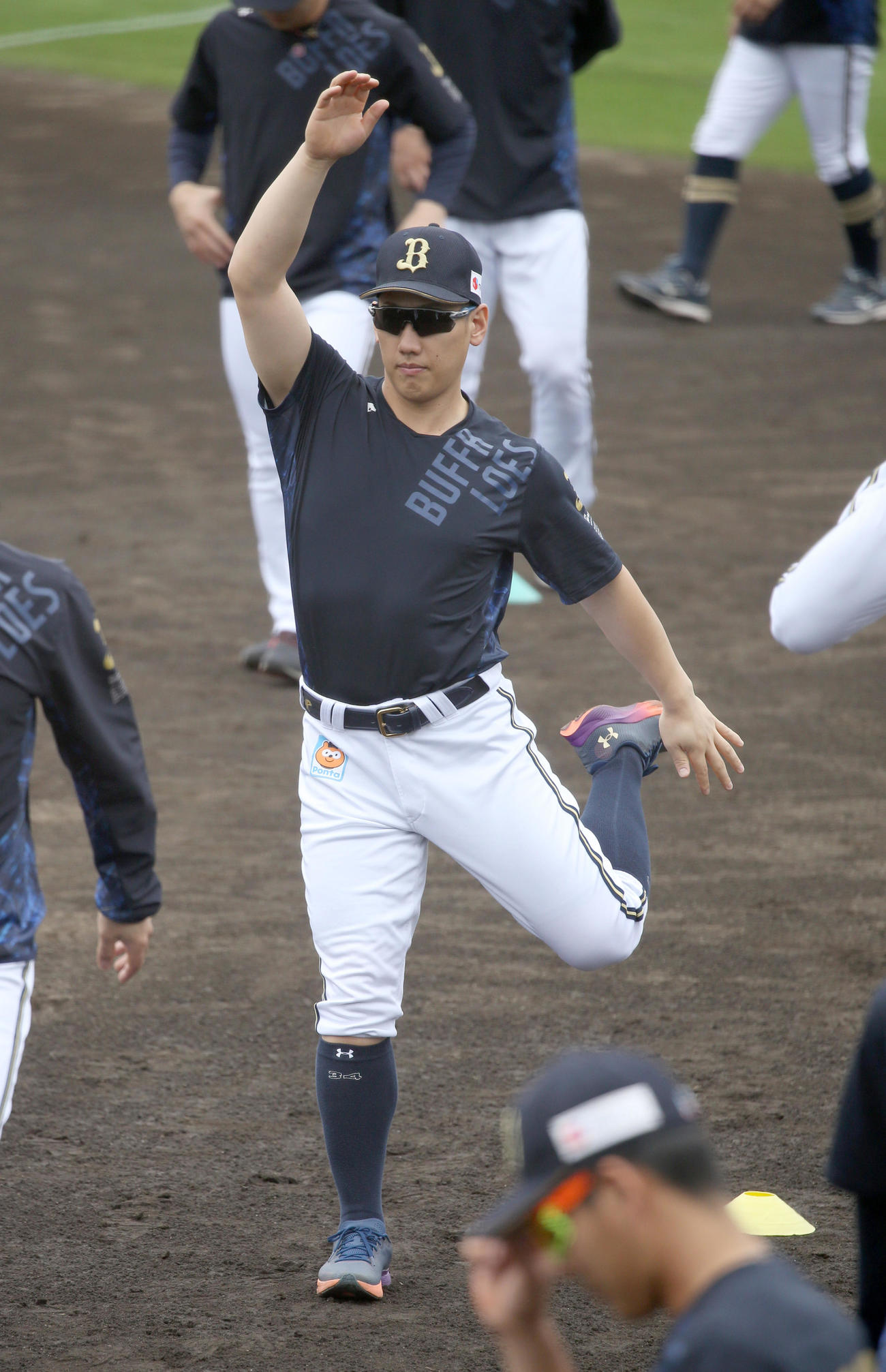 日本ハム対オリックス　試合前、ウオーミングアップをするオリックス吉田正（撮影・佐藤翔太）