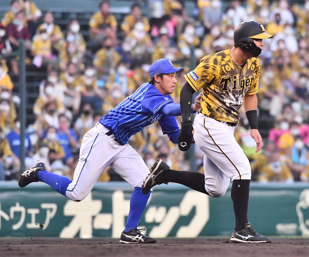 阪神対DeNA 2回裏阪神1死二塁、梅野隆太郎の遊ゴロで二塁を飛び出し挟殺される佐藤輝。遊撃手は森（撮影・上田博志）