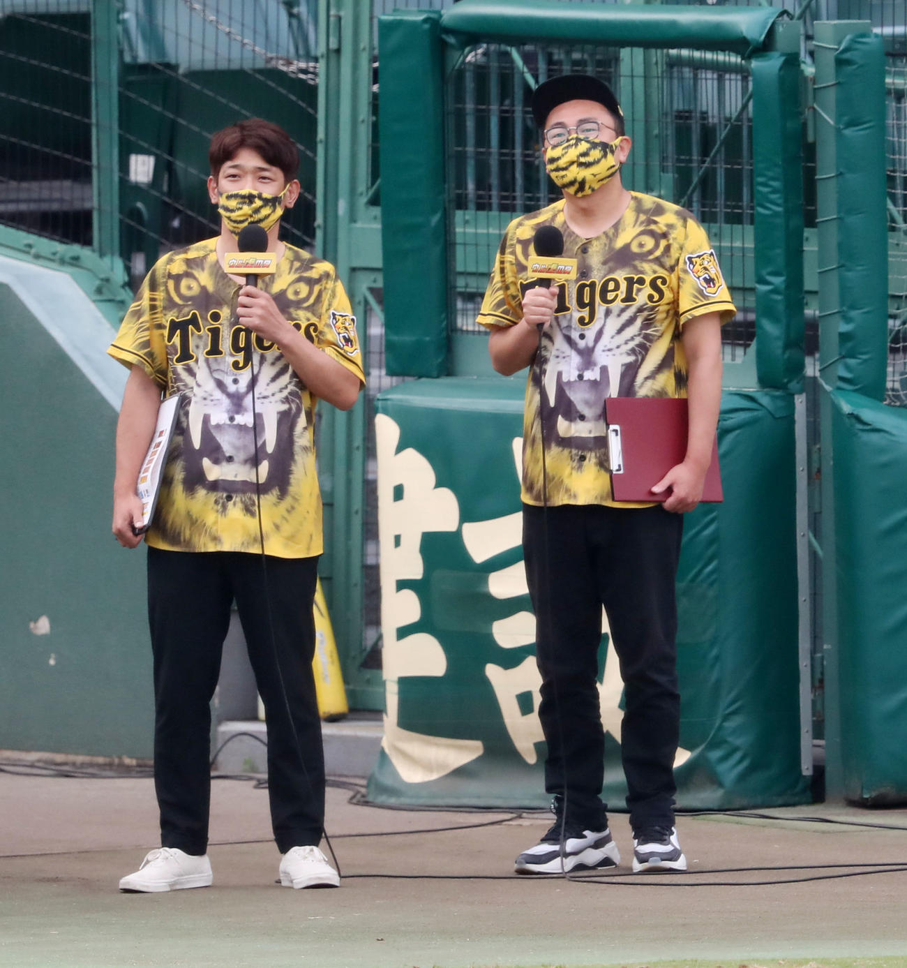 阪神対DeNA　グラウンドに登場した銀シャリ（撮影・加藤哉）