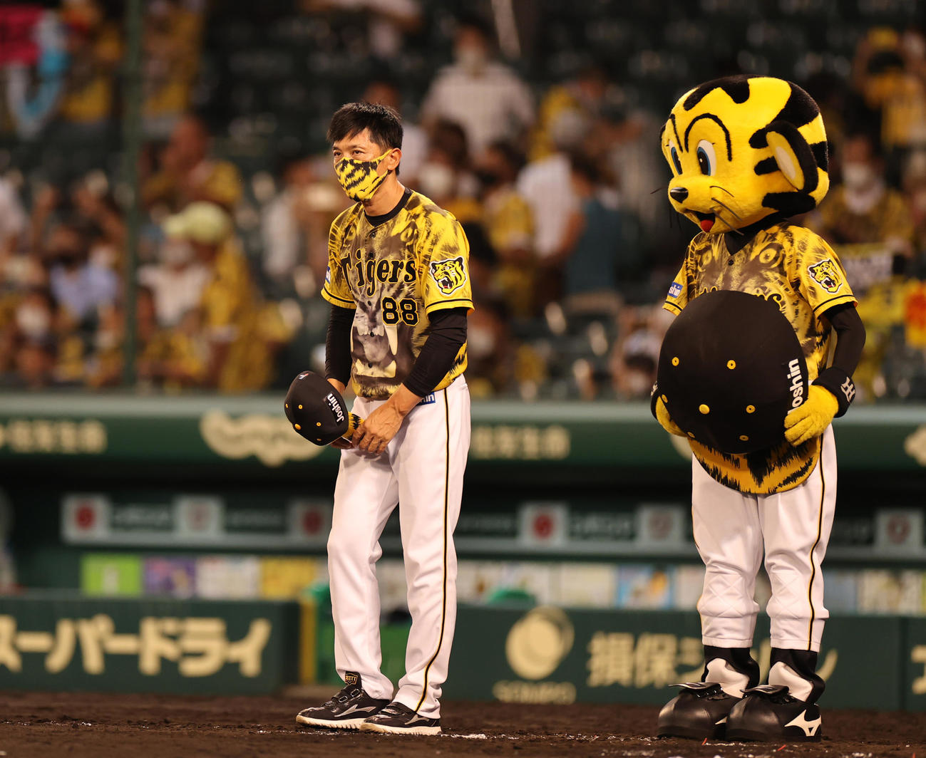 DeNAに敗れ悔しげにあいさつする矢野監督（撮影・清水貴仁）