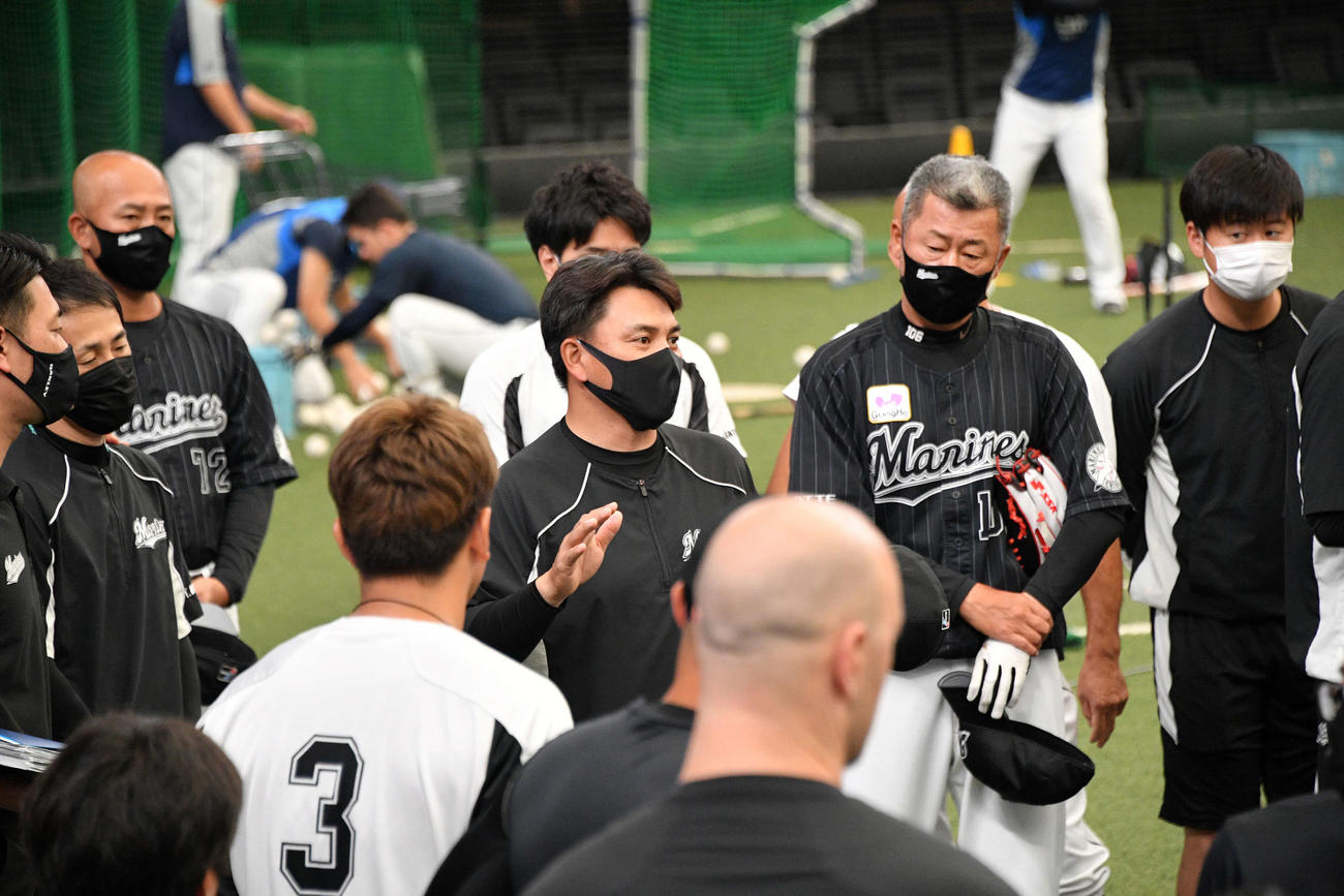 西武対ロッテ　試合前練習で集合しナインに話すロッテ井口監督（中央）（撮影・滝沢徹郎）