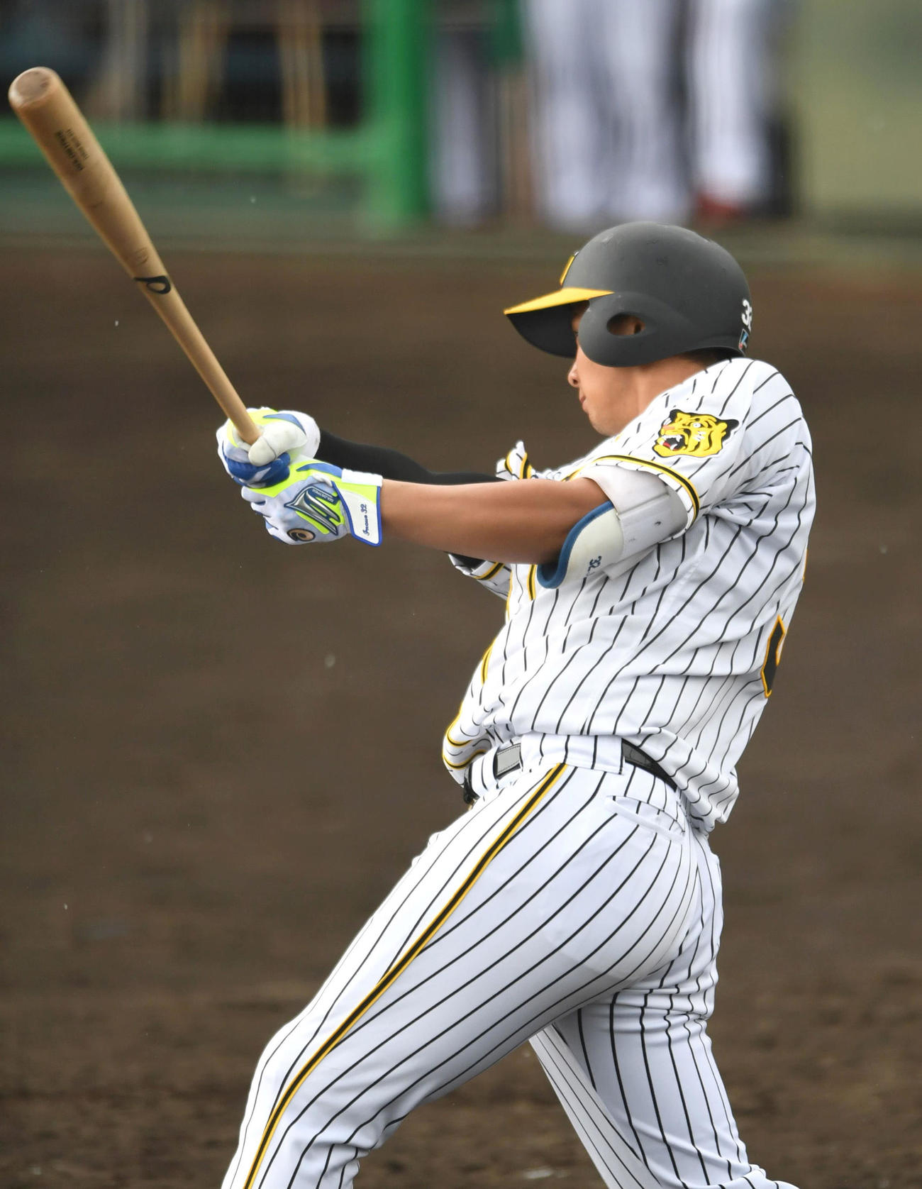 5回、逆転となる3ランを放つ井上
