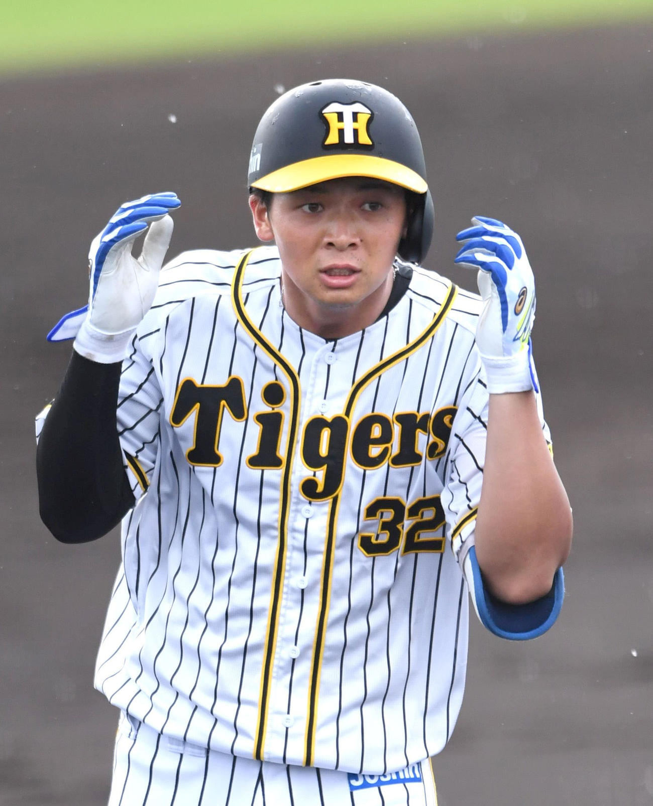 5回、逆転となる3ランを放つた井上は雷鳴に驚きの表情
