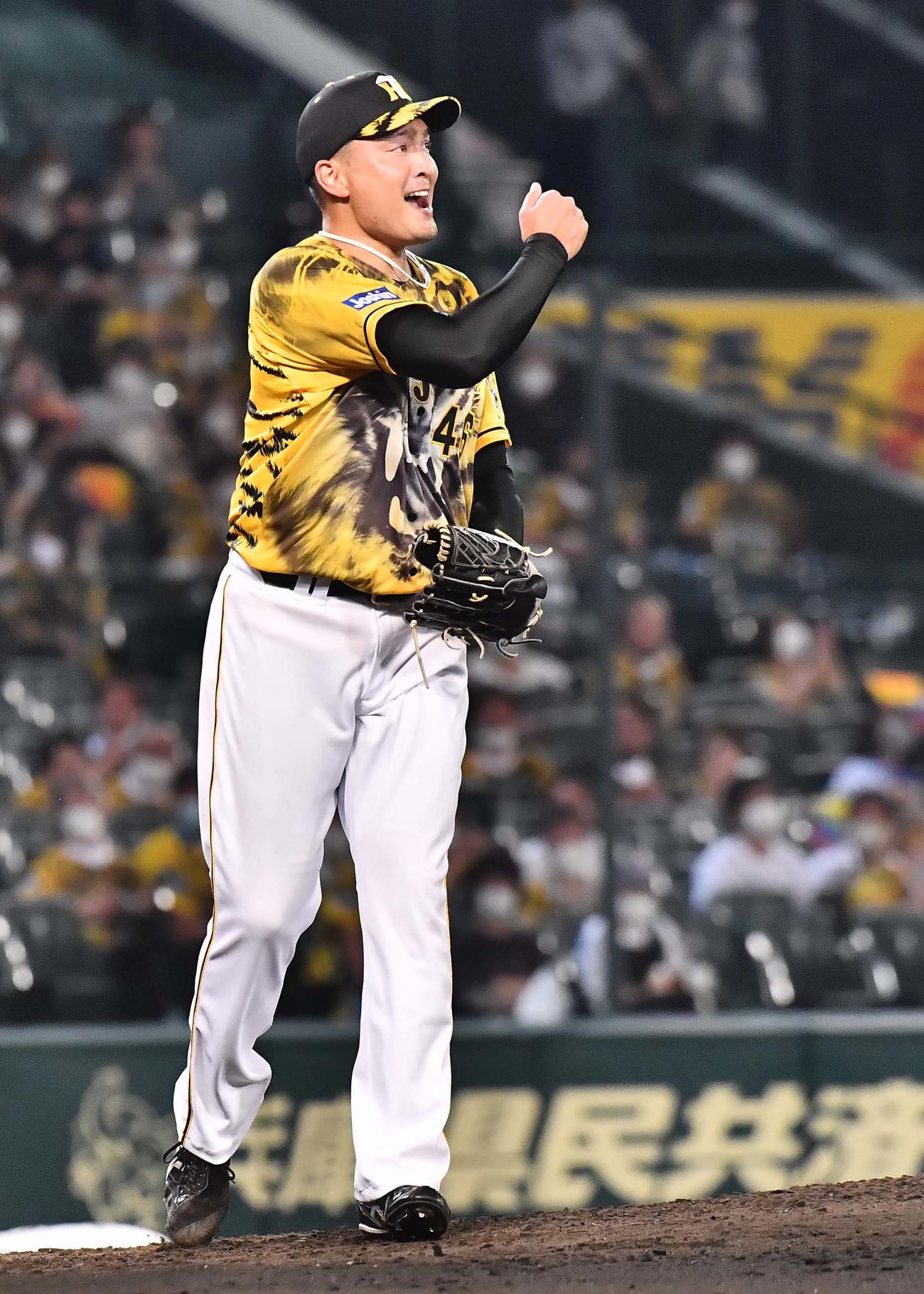 阪神対DeNA 7回表DeNA2死、オースティンから三振を奪いガッツポーズする秋山（撮影・上田博志）