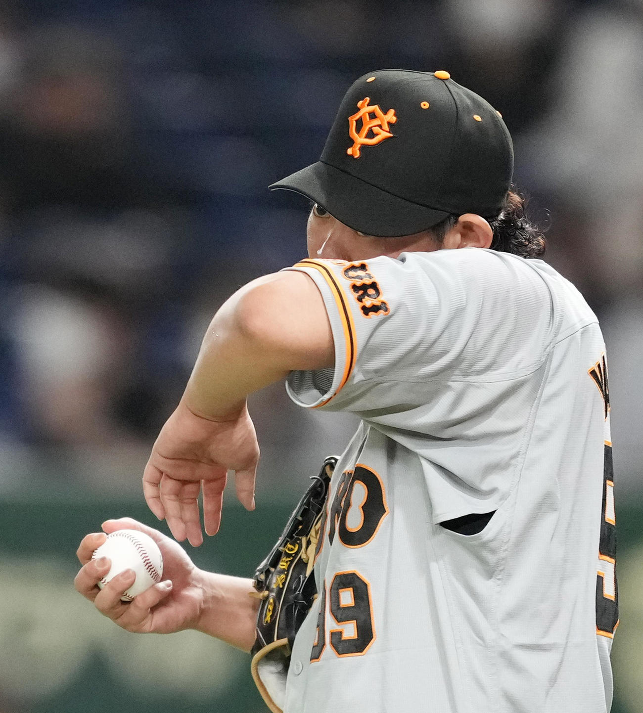 巨人対ヤクルト　1回、投球の合間に汗を拭う山口（撮影・菅敏）