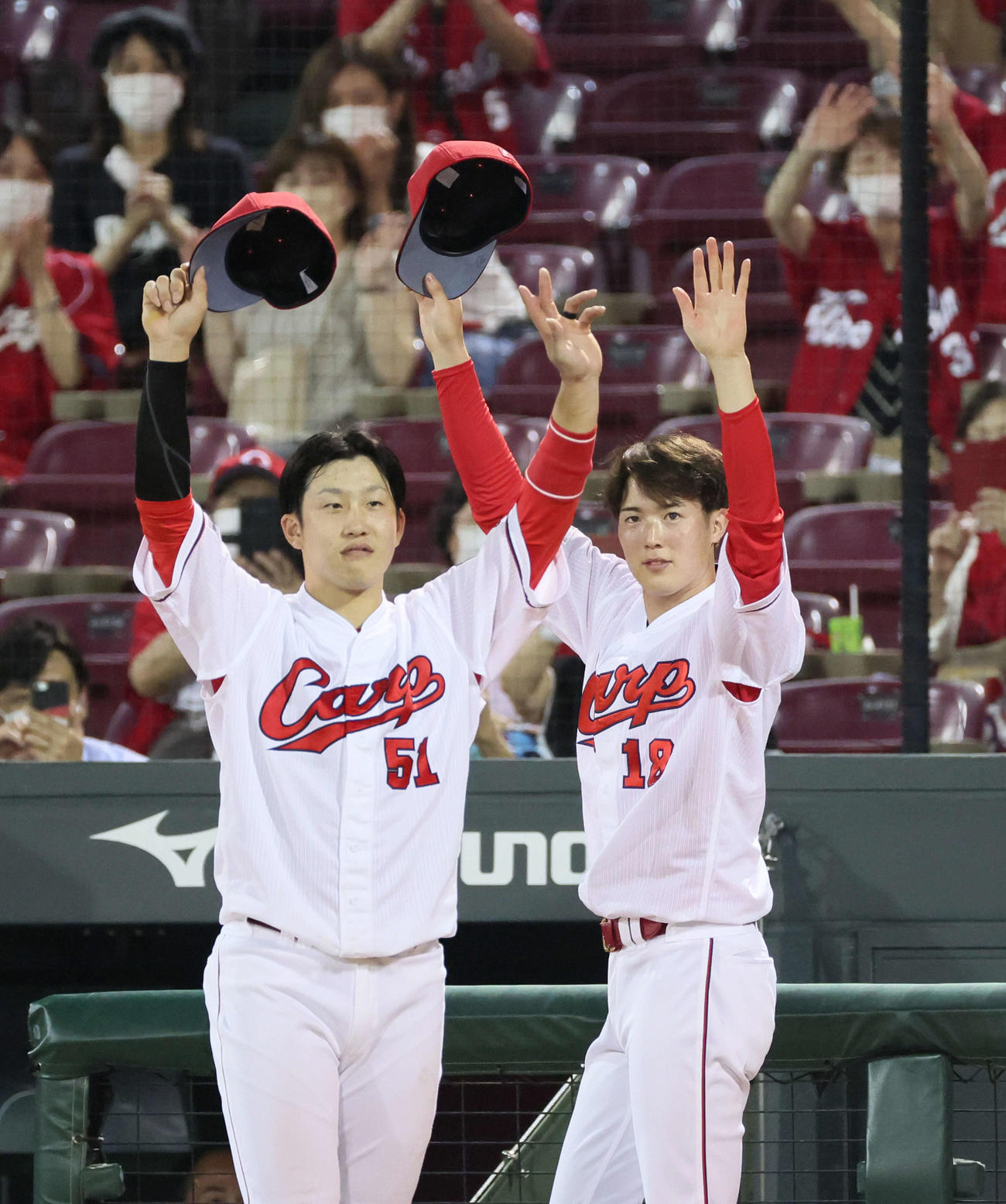 広島対中日　ファンの声援に応える小園（左）と森下（右）（撮影・加藤孝規）