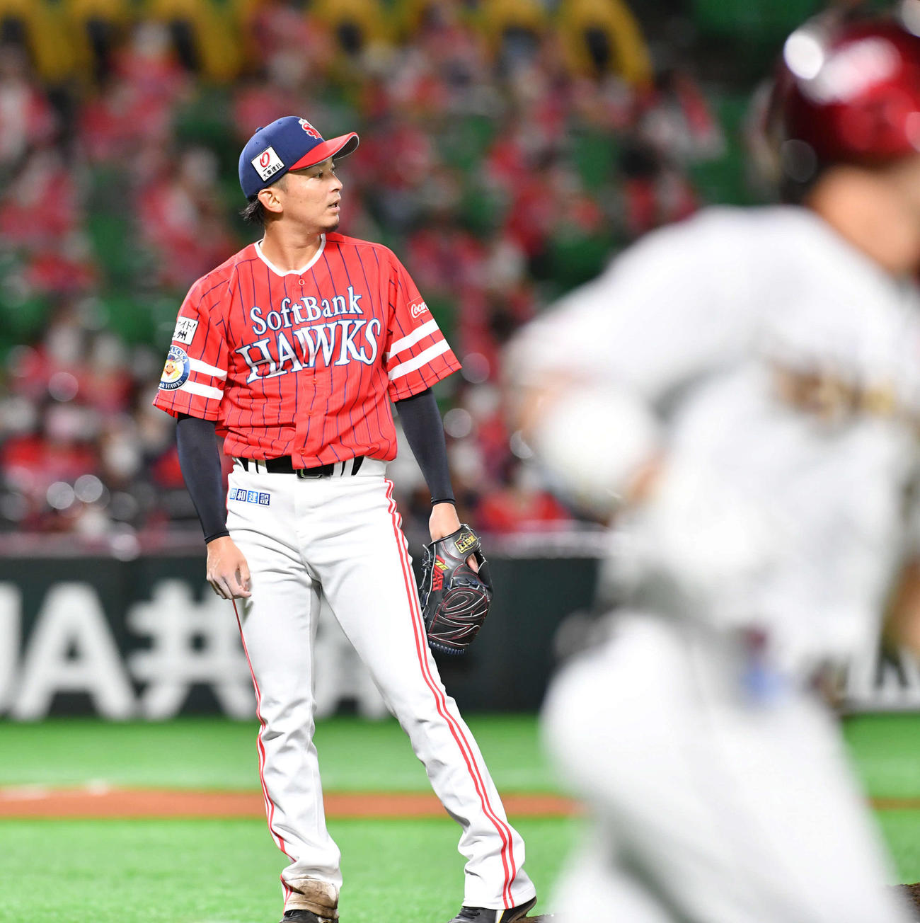 ソフトバンク対楽天　3回表楽天1死、東浜は島内（右）に右中間へ本塁打を浴びる（撮影・岩下翔太）