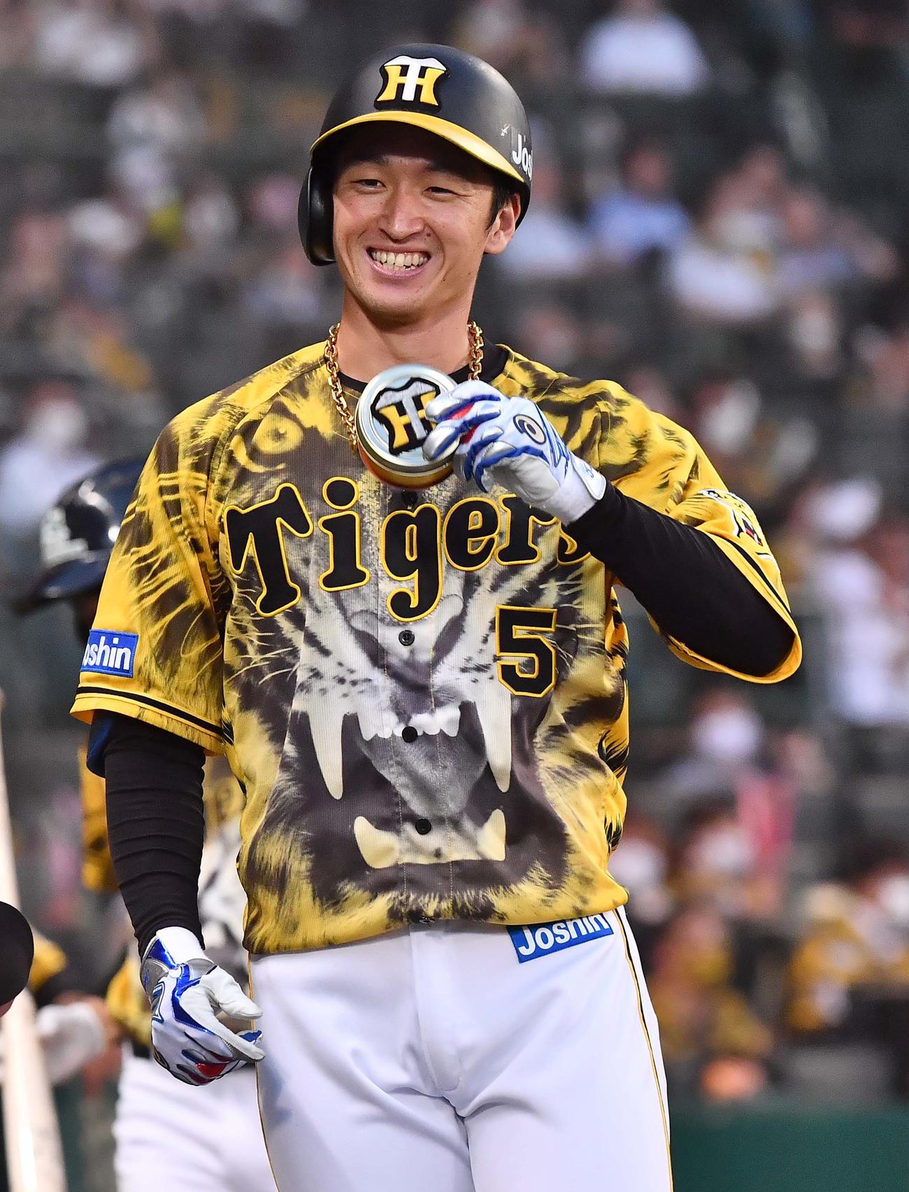 阪神対DeNA 3回裏阪神1死、右越えにソロ本塁打を放った近本はメダルを手に笑顔を見せる（撮影・上田博志）