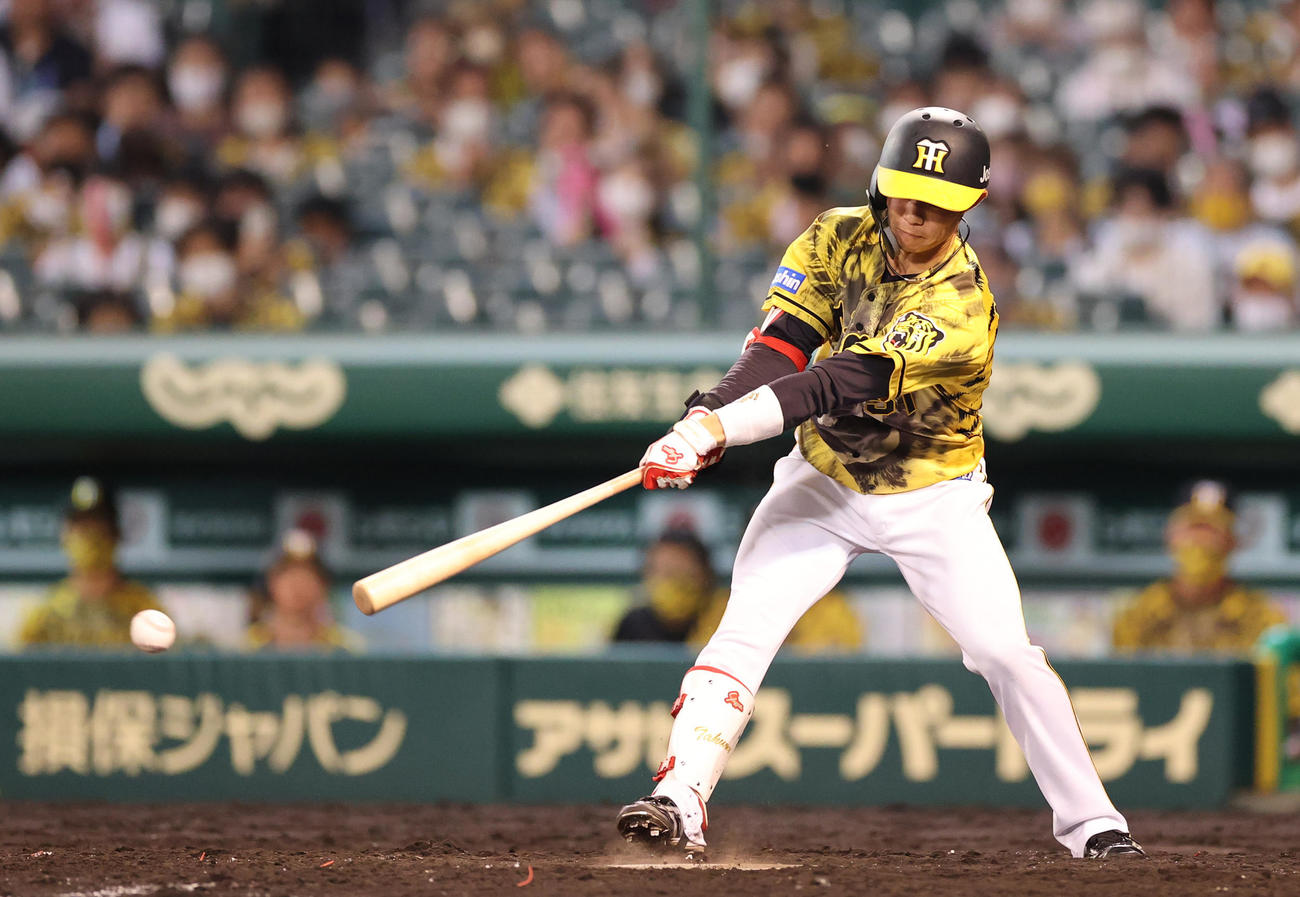 阪神対DeNA 5回裏阪神無死、遊撃内野安打を放つ中野（撮影・清水貴仁）