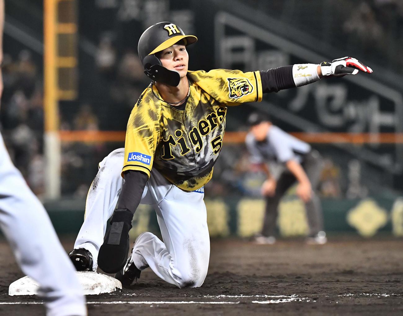 阪神対DeNA 5回裏阪神1死一塁、中野は今永のけん制で刺される（撮影・上田博志）