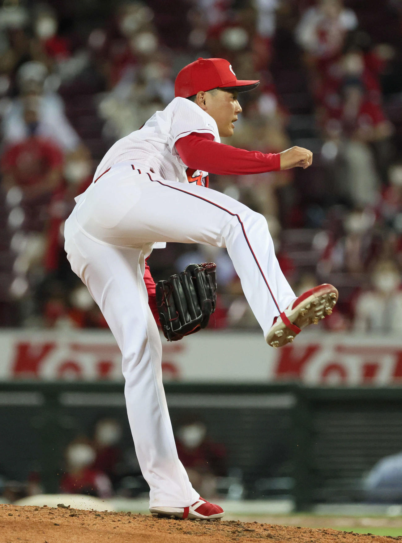 広島対中日　最後を締めた栗林（撮影・加藤孝規）