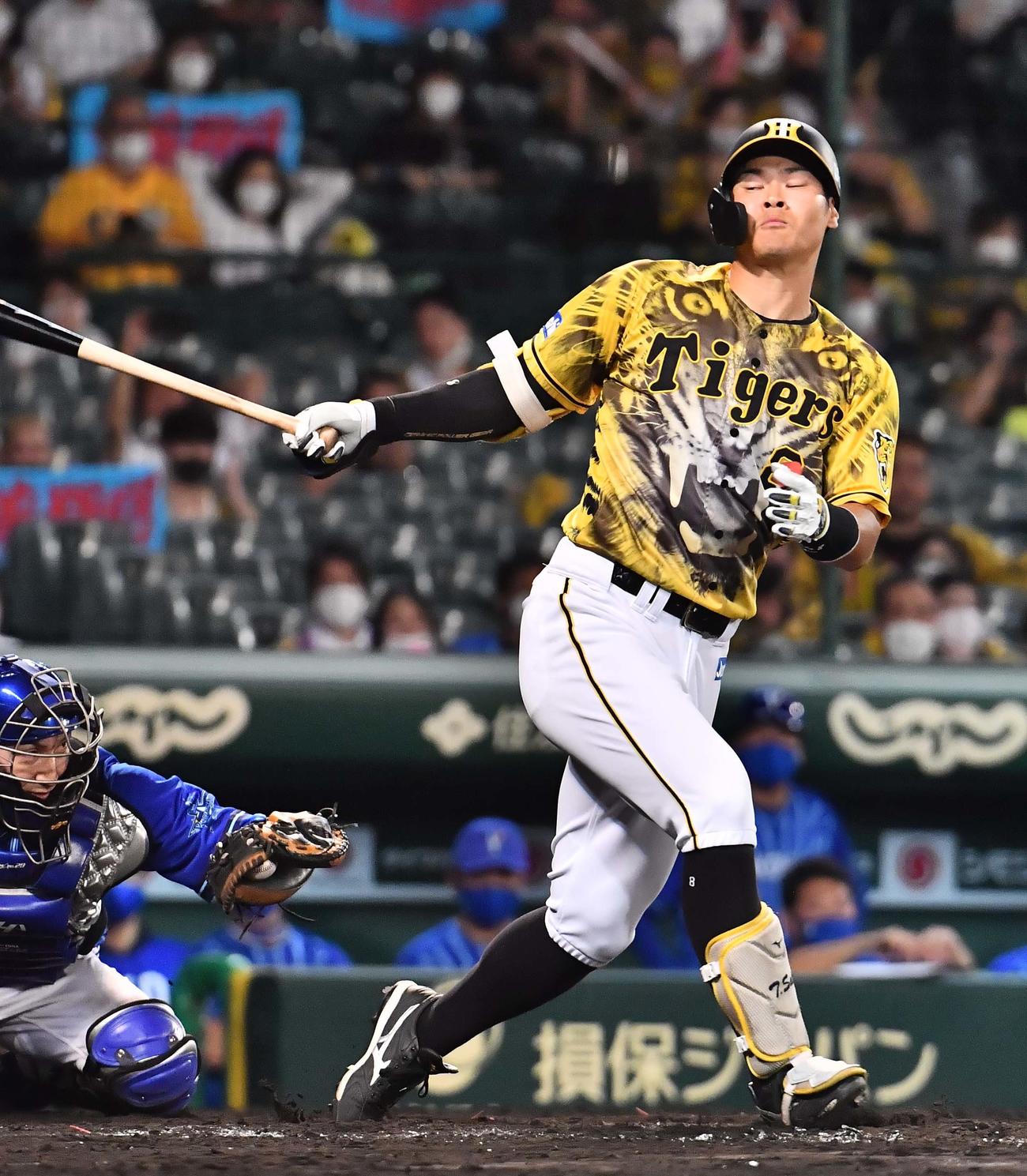 阪神対DeNA 8回裏阪神2死満塁、佐藤輝は空振り三振に倒れる（撮影・上田博志）