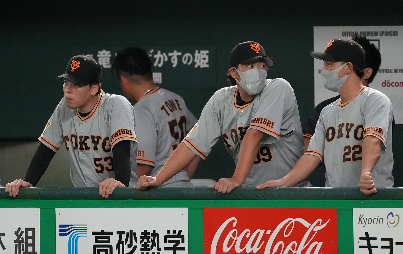 巨人対ヤクルト　7回、浮かない表情でゲームを見守る、左から高梨、戸根、山口、小林（撮影・菅敏）