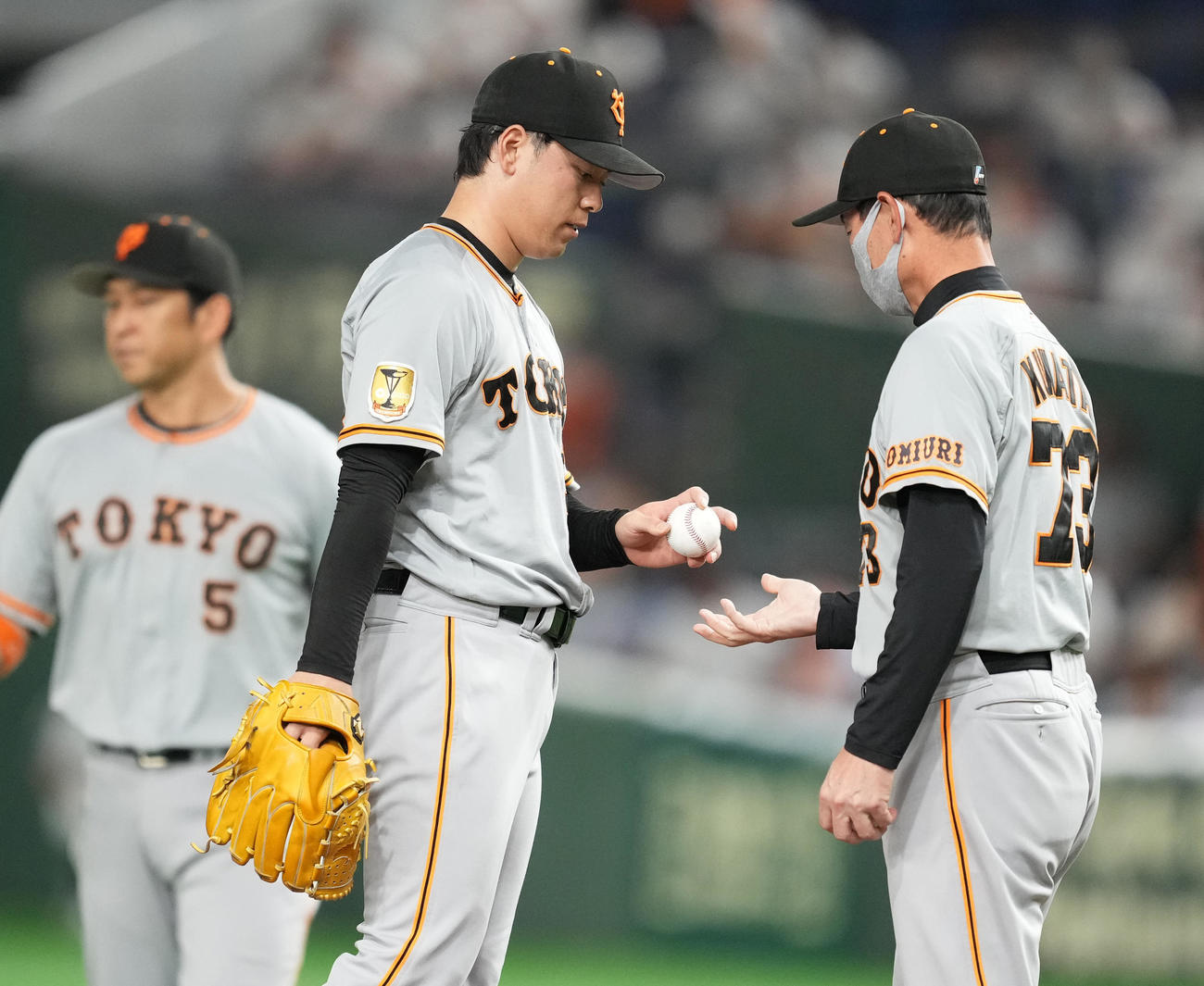 巨人対ヤクルト　7回表ヤクルト2死満塁、ピンチを招き桑田コーチ（右）にボールを手渡し降板する高梨（中央）（撮影・菅敏）