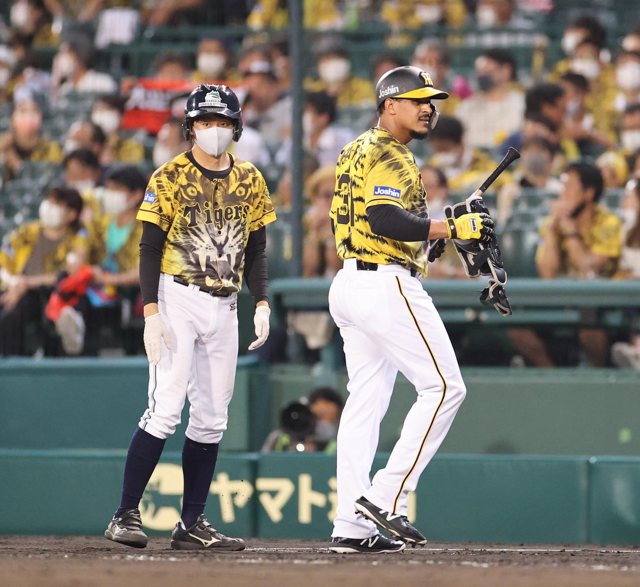 阪神対DeNA 8回裏阪神1死一、二塁、三ゴロに倒れる代打マルテ（撮影・清水貴仁）
