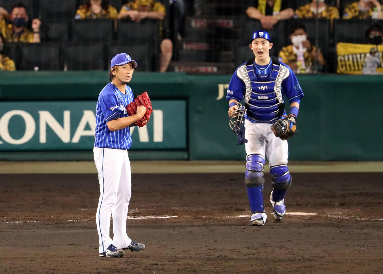 阪神対DeNA 9回裏阪神2死二塁、三嶋は近本を遊飛に仕留めガッツポーズを見せる。右は伊藤光（撮影・加藤哉）