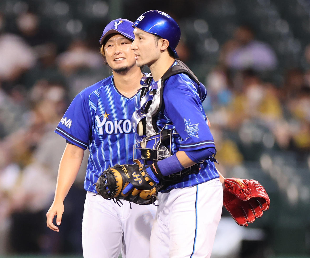 阪神対DeNA 9回に登板し試合を締めるDeNA三嶋（左）、右は伊藤光（撮影・清水貴仁）