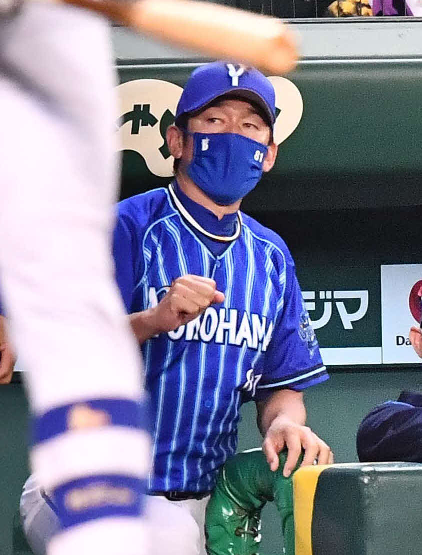 阪神対DeNA 8回表DeNA無死、宮崎（右）は左越えソロ本塁打を放ち三浦監督の出迎えを受ける（撮影・上田博志）