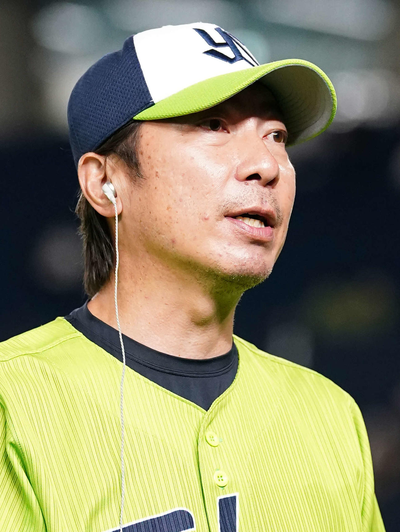 巨人に勝利し、ヒーローインタビューに応じるヤクルト高津監督（撮影・菅敏）