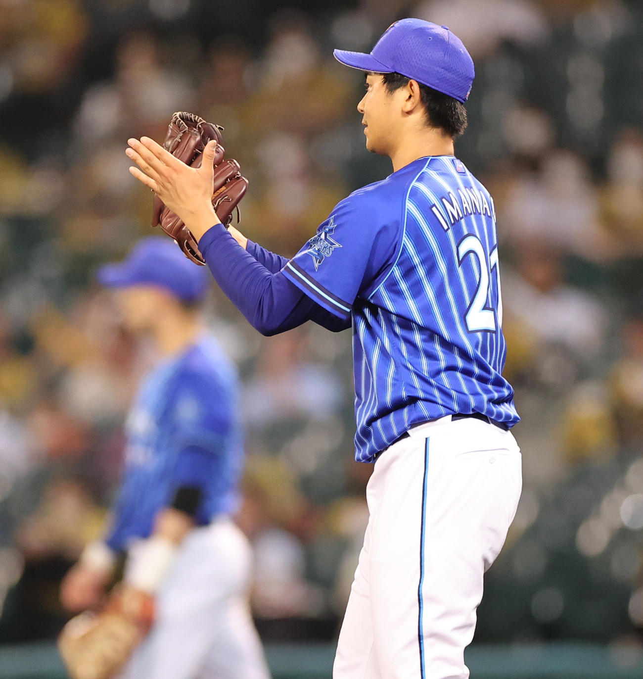 阪神対DeNA 6回裏阪神無死、糸原の打球を処理した遊撃手森に拍手を送るDeNA今永（撮影・清水貴仁）