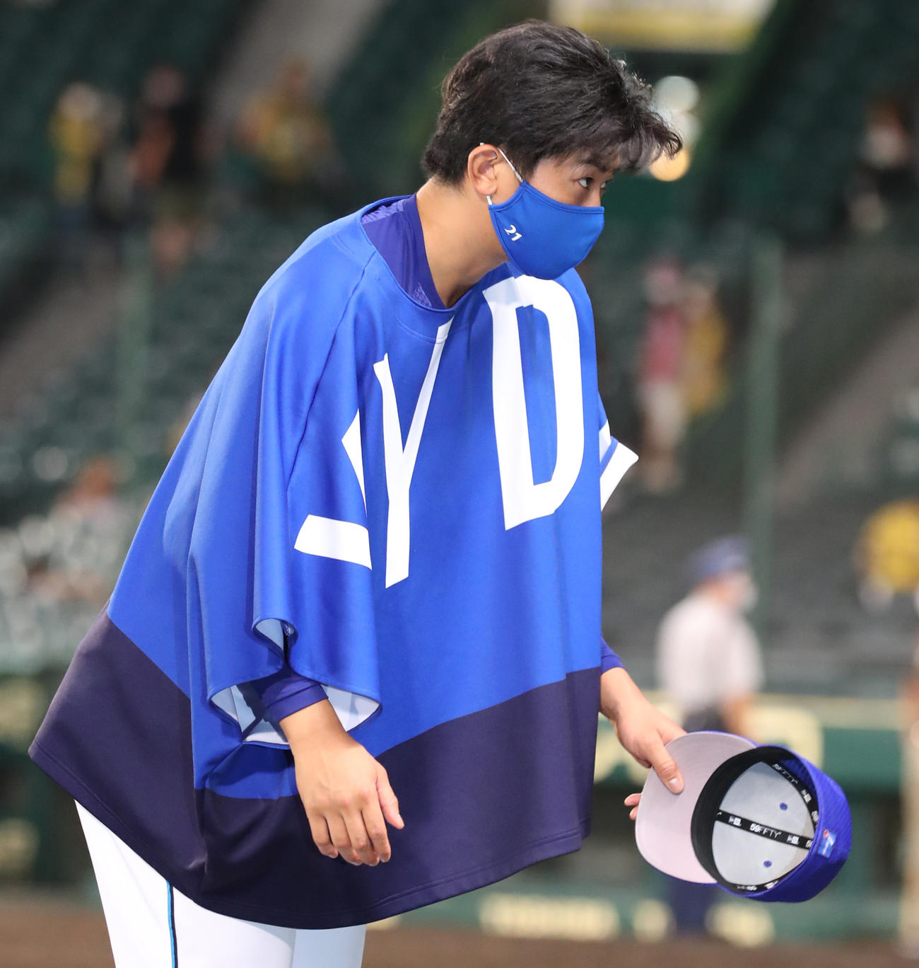 阪神対DeNA　勝利投手となりファンに頭を下げるDeNA今永（撮影・清水貴仁）