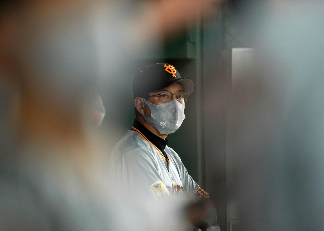 巨人対ヤクルト　厳しい表情で試合を見つめる巨人原監督（撮影・横山健太）