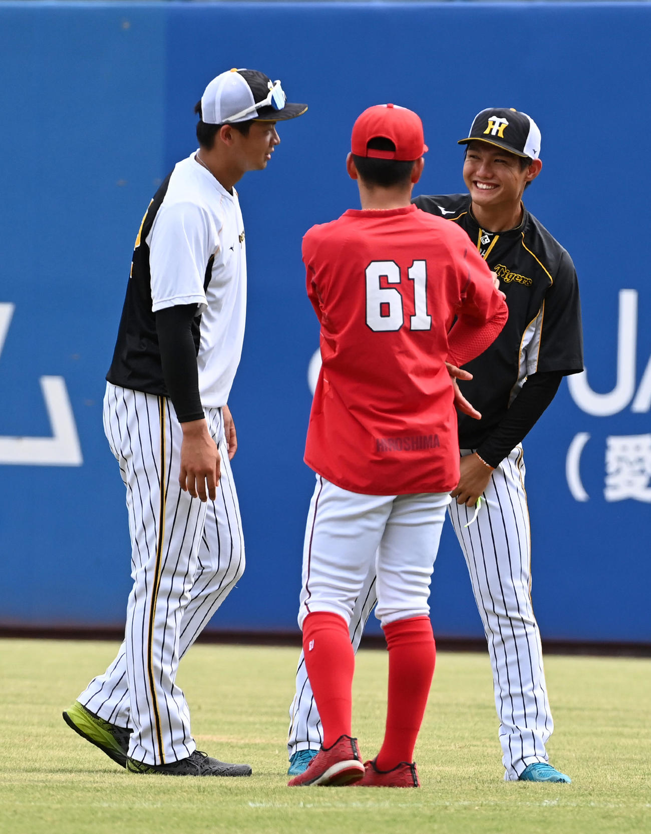 全ウ対全イ　試合前に笑顔で話す（左から）阪神井上、広島矢野、阪神西純（撮影・前岡正明）