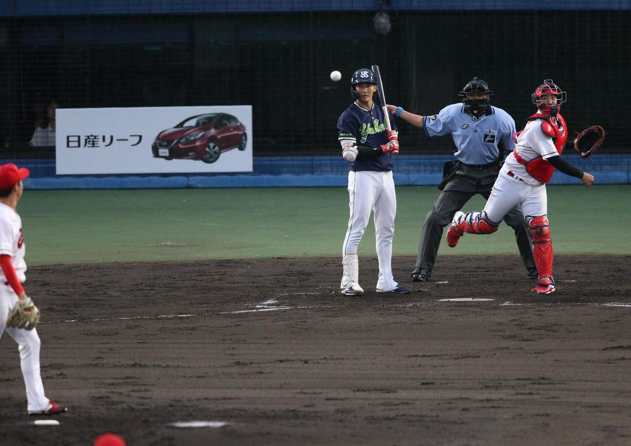 全ウ対全イ　4回表全イ2死一塁、捕手広島石原は二走西武渡部を刺す。打者は全イ・ヤクルト元山（撮影・上山淳一）