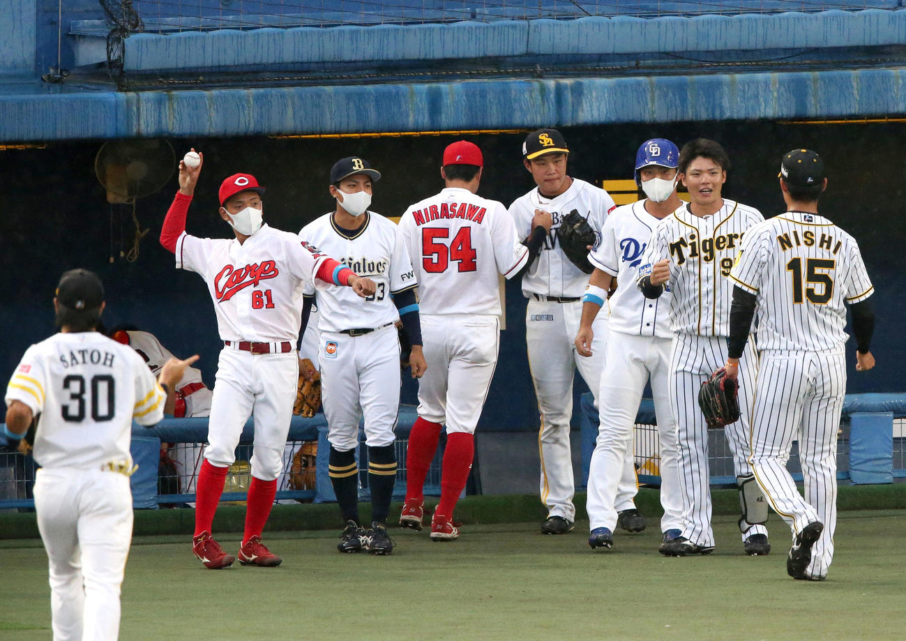 全ウ対全イ　2回を3者凡退に抑えた全ウ・阪神西純（右）を出迎える全ウナイン（撮影・上山淳一）