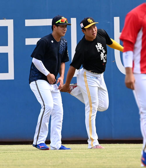 全ウ対全イ　外野で練習を行うオリックス来田（左）とソフトバンク井上（撮影・前岡正明）