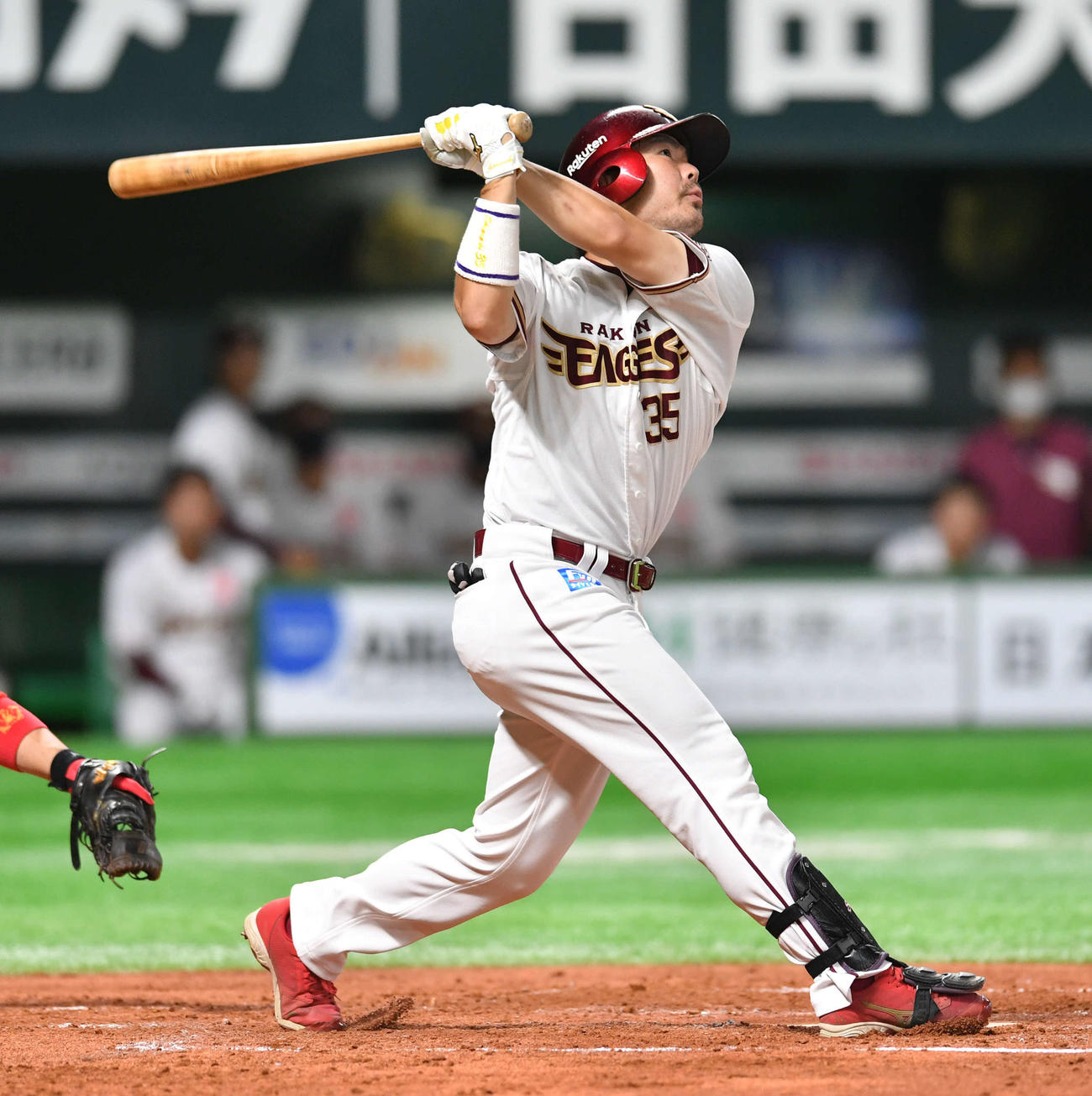 3回表楽天1死、島内は右中間へ本塁打を放つ（撮影・岩下翔太）