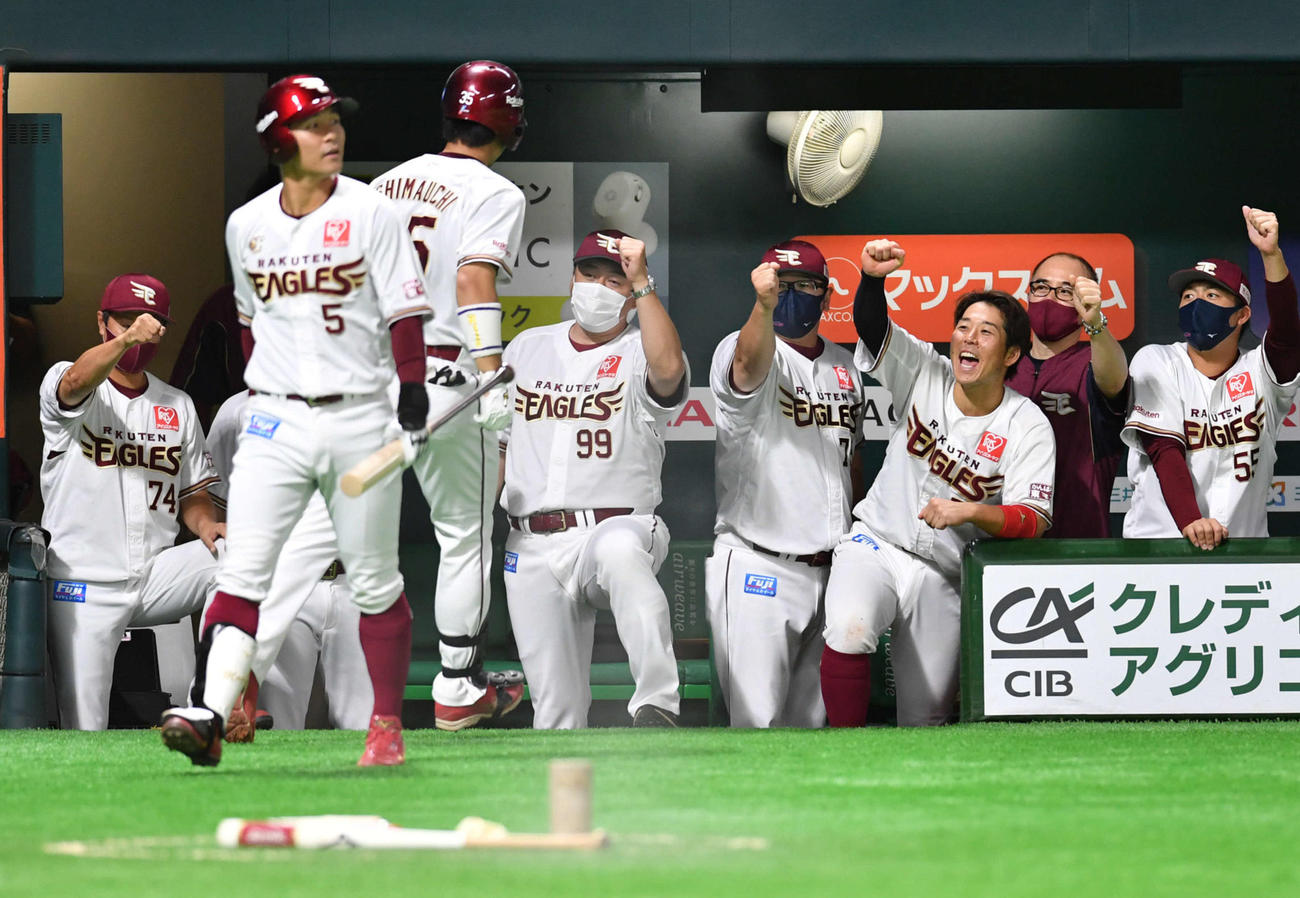 3回表楽天1死、右中間へ本塁打を放った島内（左から3人目）を迎える石井監督（中央）とナイン（撮影・岩下翔太）