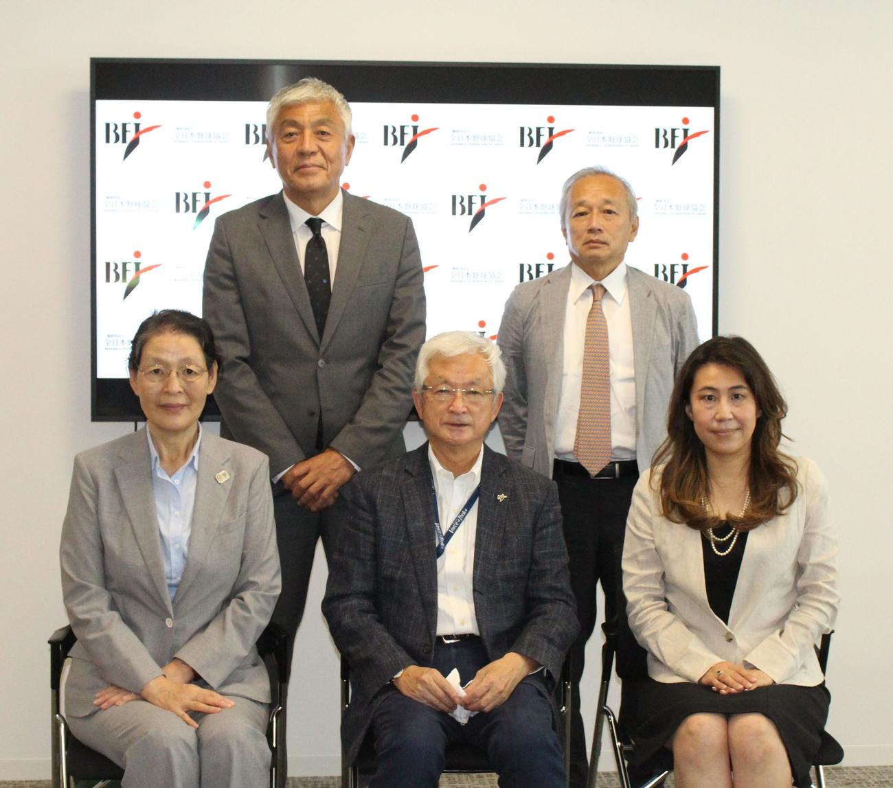 全日本野球協会の会見に出席した前列左から荒木田常務理事、山中会長、高田理事。後列左から青島常務理事、平野専務理事（撮影・保坂恭子）