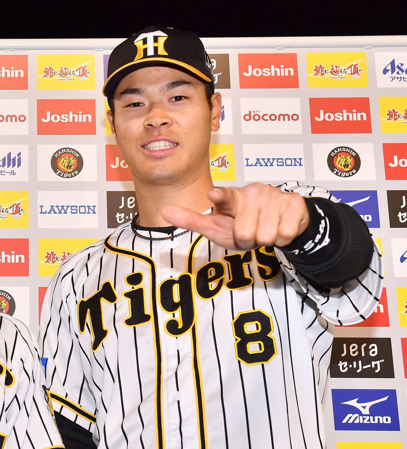4月14日、甲子園での初ヒーローインタビューでZポーズを披露