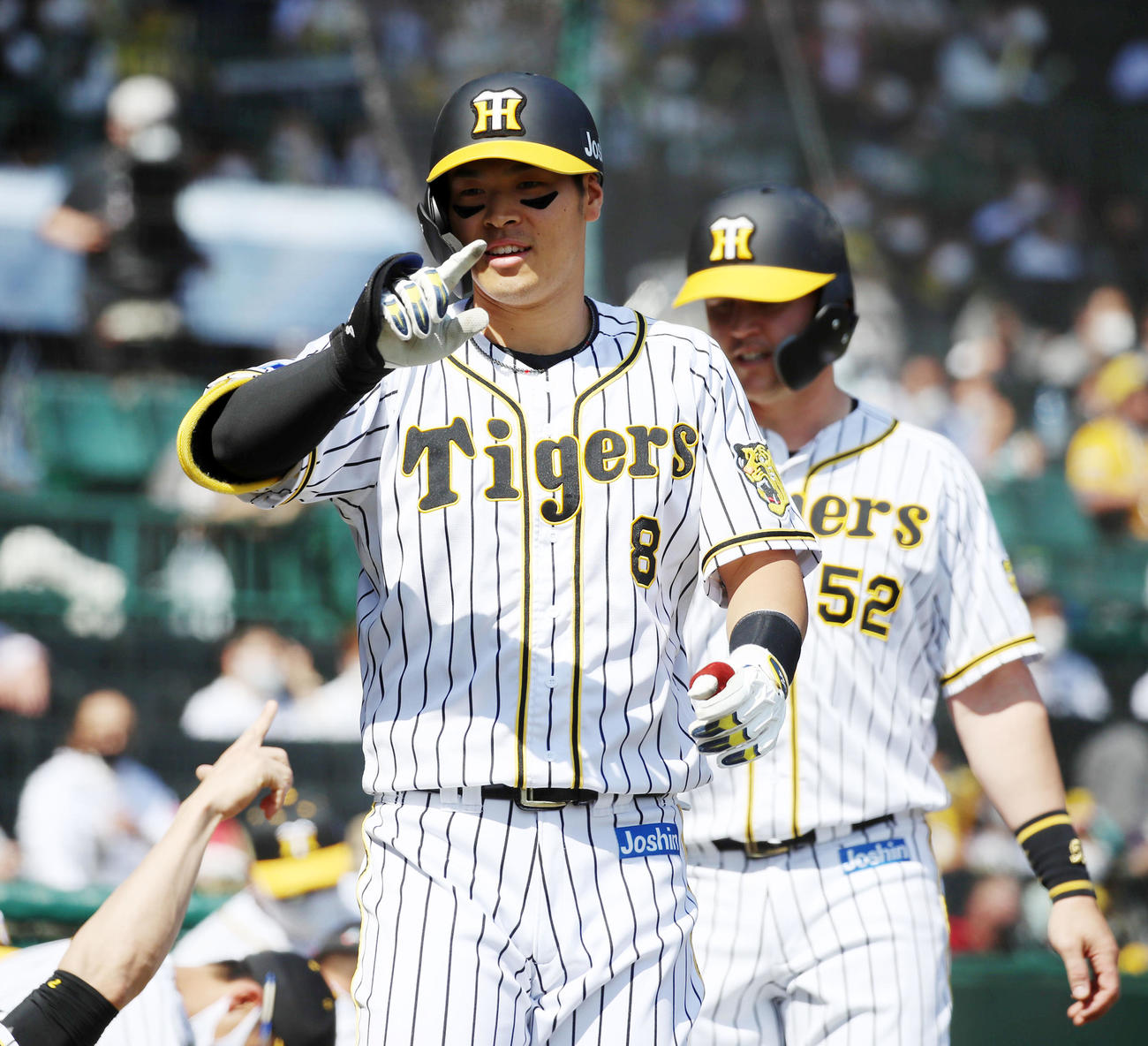 4月25日、佐藤輝明は2点本塁打を放ちZポーズを決める