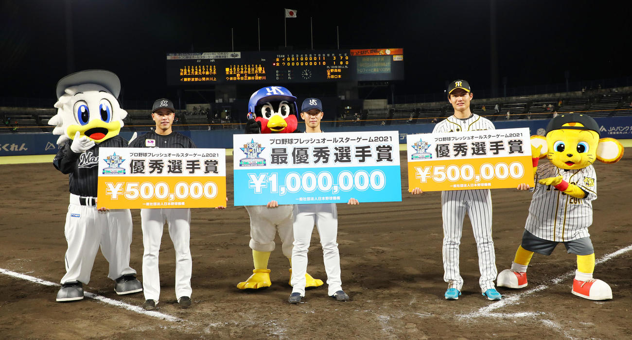 全ウ対全イ　表彰を受ける最優秀選手賞のヤクルト内山壮（中央）、優秀選手賞のロッテ小川（左）、阪神西純