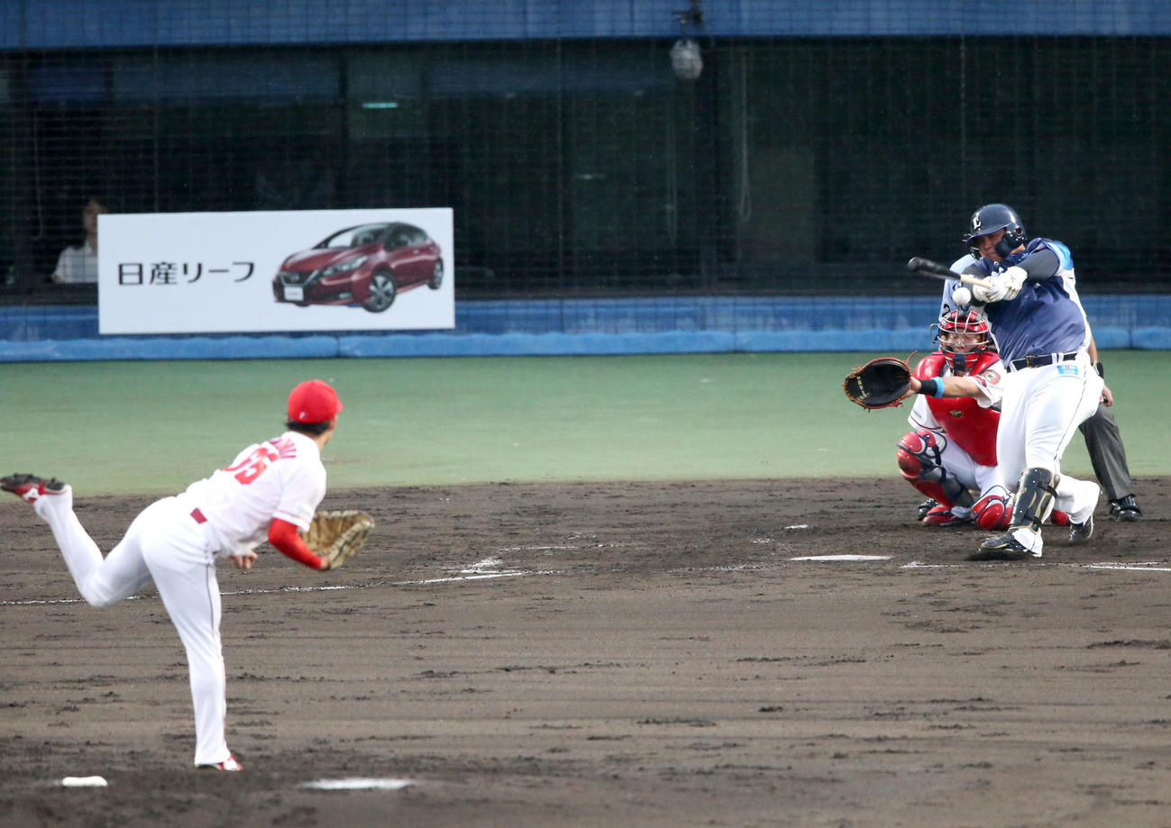 全ウ対全イ　4回表全イ2死、西武渡部は左前打を放つ（撮影・上山淳一）
