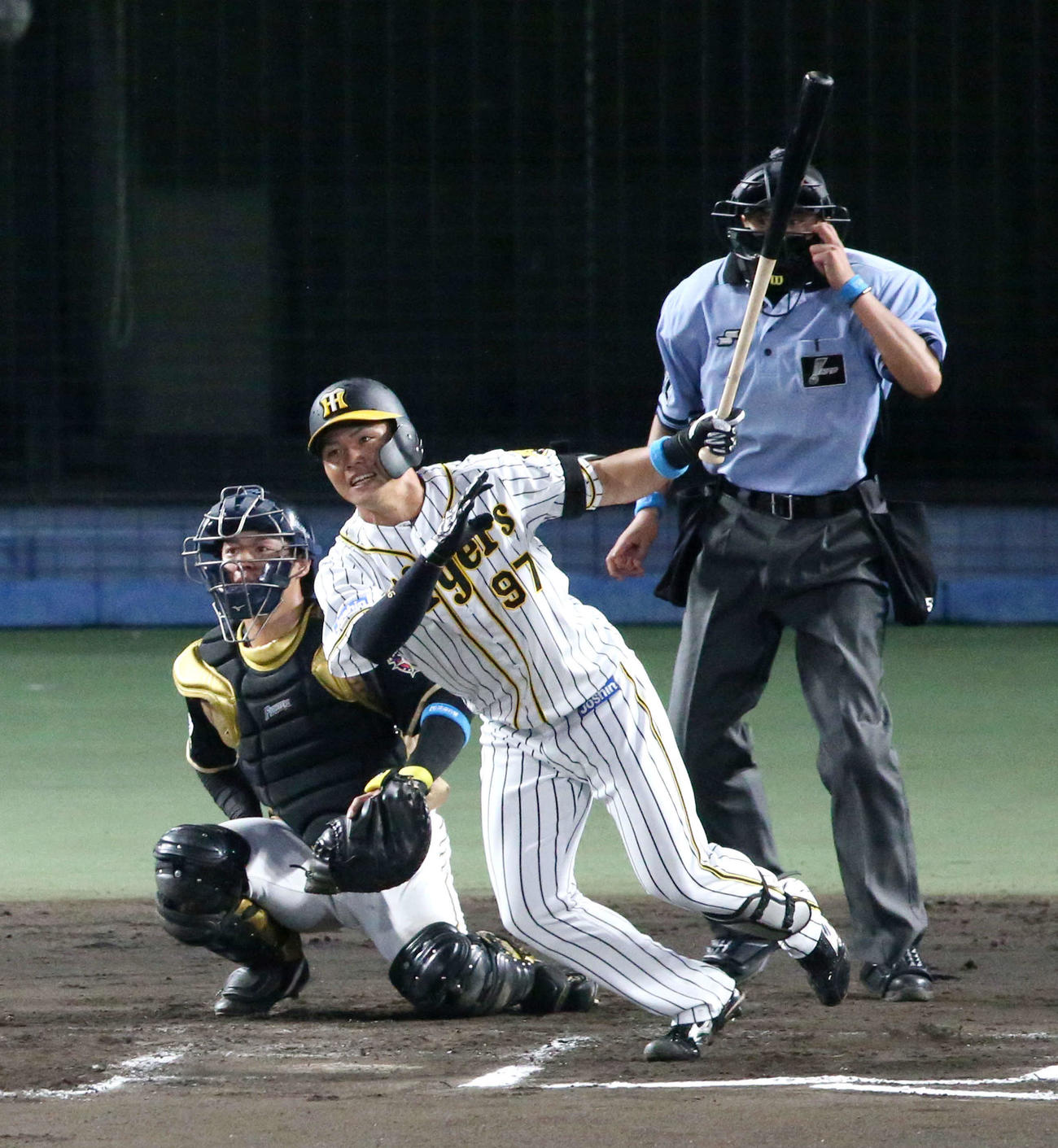 全ウ対全イ　6回裏全ウ2死、阪神小野寺は右前打を放つ（撮影・上山淳一）