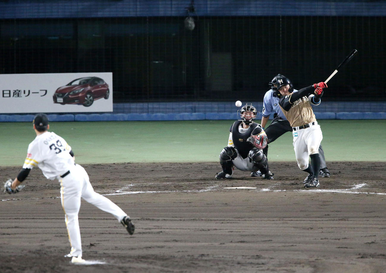 全ウ対全イ　8回表全イ無死、日本ハム梅林は中前打を放つ（撮影・上山淳一）