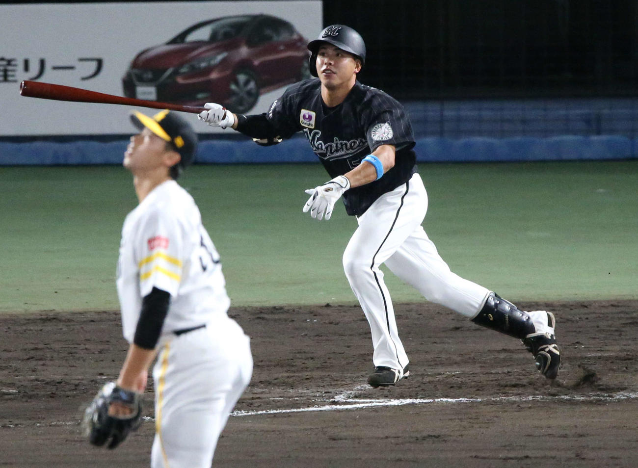 全ウ対全イ　8回表全イ無死一塁、ロッテ小川は右中間に適時三塁打を放つ（撮影・上山淳一）