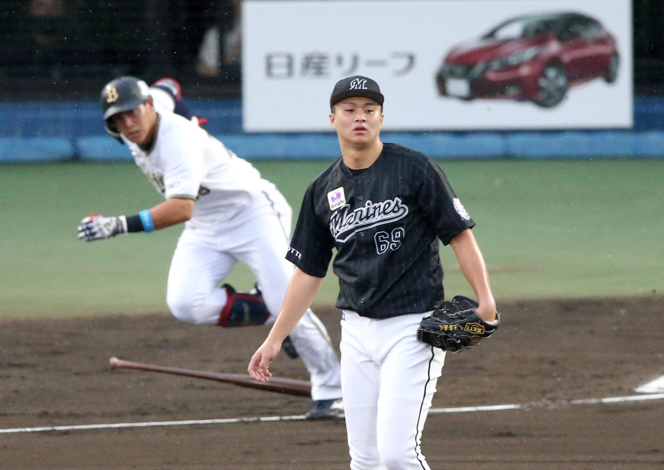 全ウ対全イ　1回裏全ウ2死三塁、全イ・ロッテ土居（手前）は全ウ・オリックス来田を遊ゴロに仕留める（撮影・上山淳一）