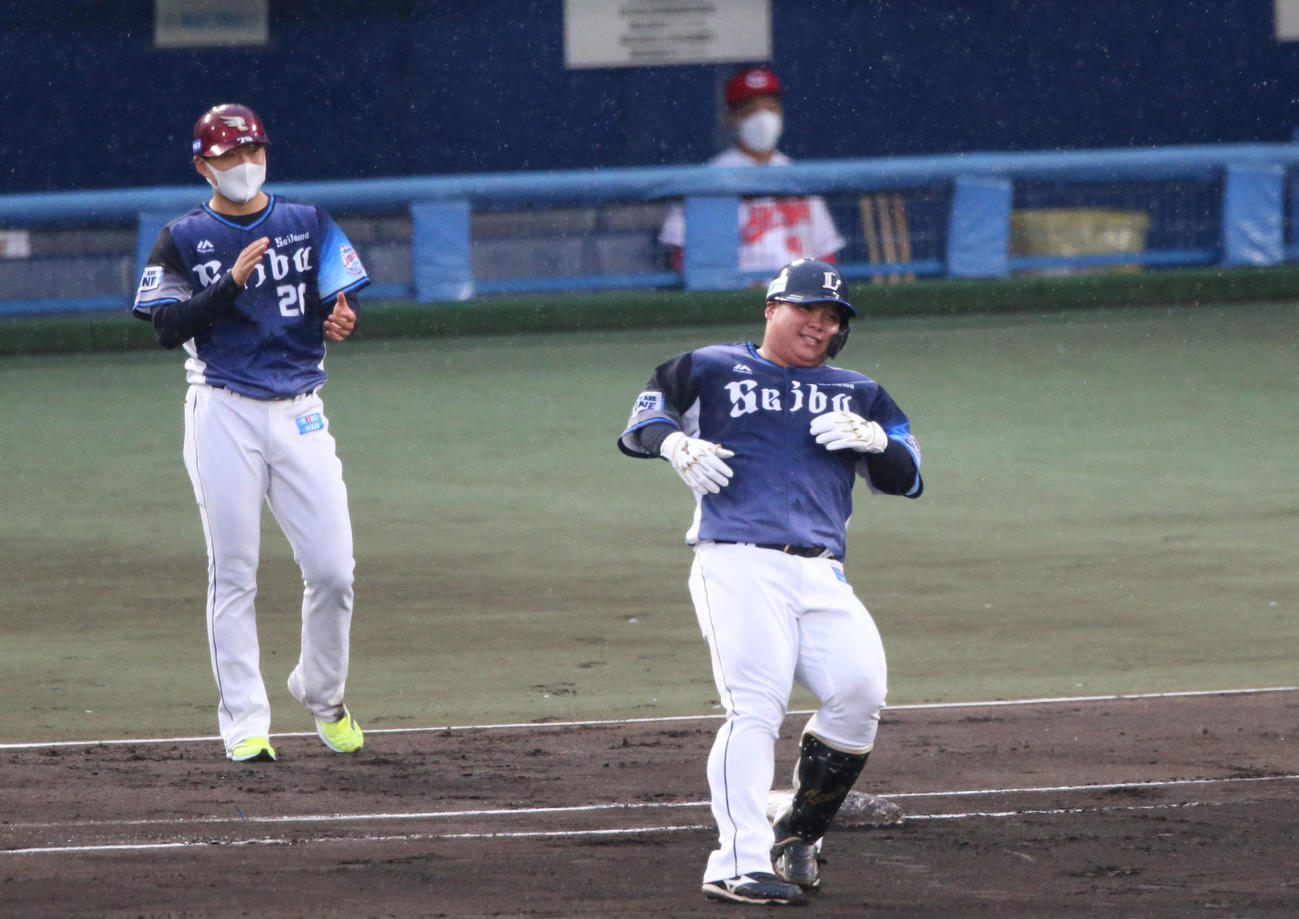 全ウ対全イ　4回表全イ2死、西武渡部は左前打を放つ（撮影・上山淳一）