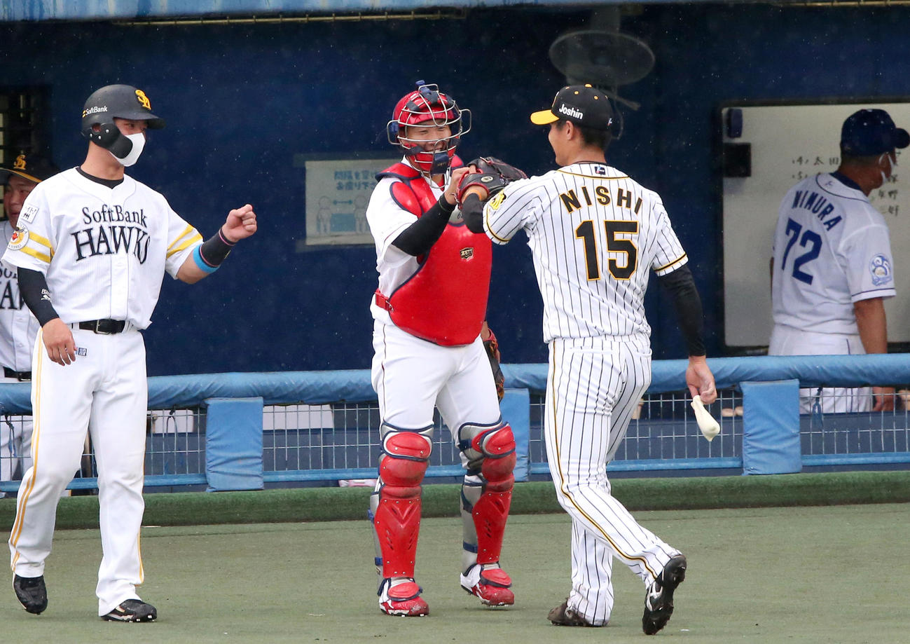 全ウ対全イ　阪神西純（手前）は初回を3者凡退に抑え広島石原（左から2人目）とタッチを交わす（撮影・上山淳一）
