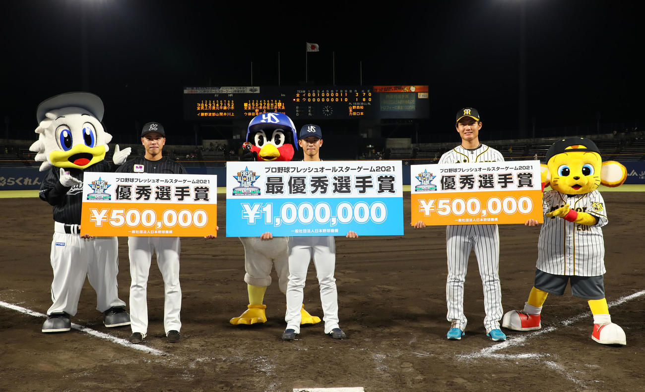 全ウ対全イ　表彰を受ける最優秀選手賞のヤクルト内山壮（中央）、優秀選手賞のロッテ小川（左）、阪神西純